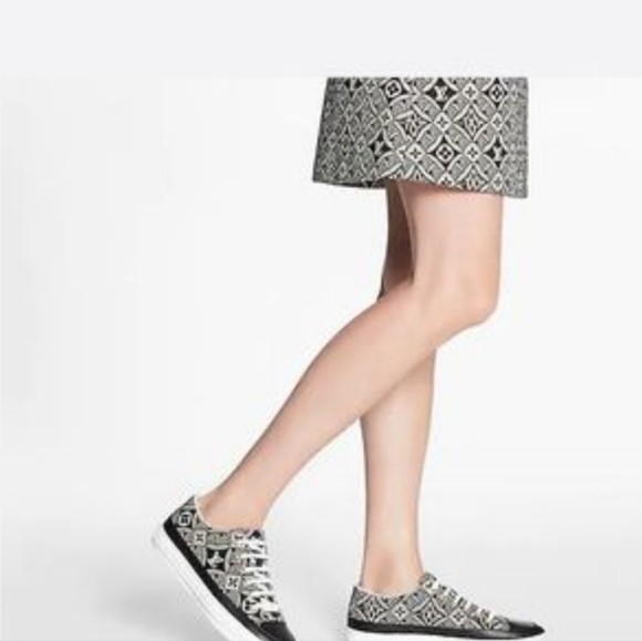 Louis vuitton sneakers - Picture 1 of 8